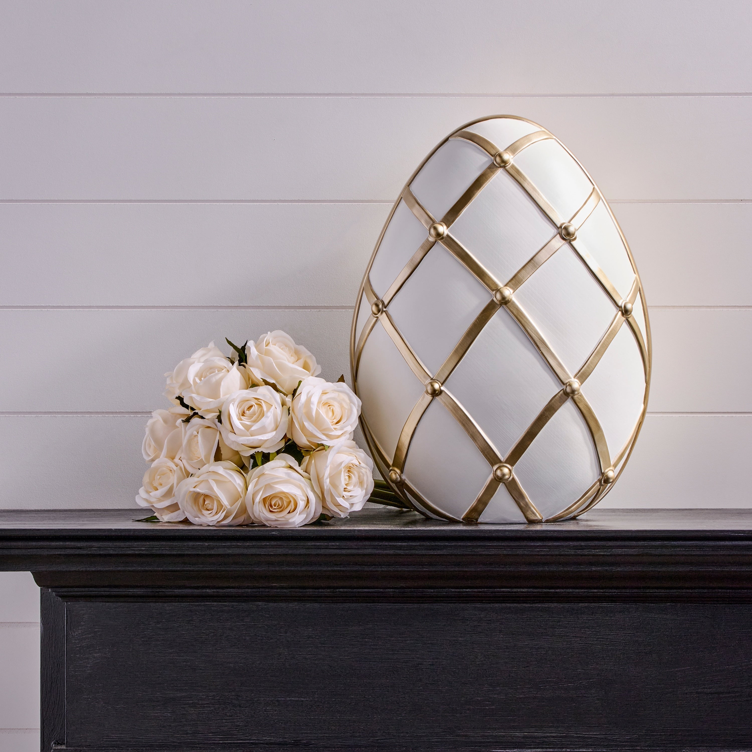 16.25 Resin Lattice White Chocolate Egg