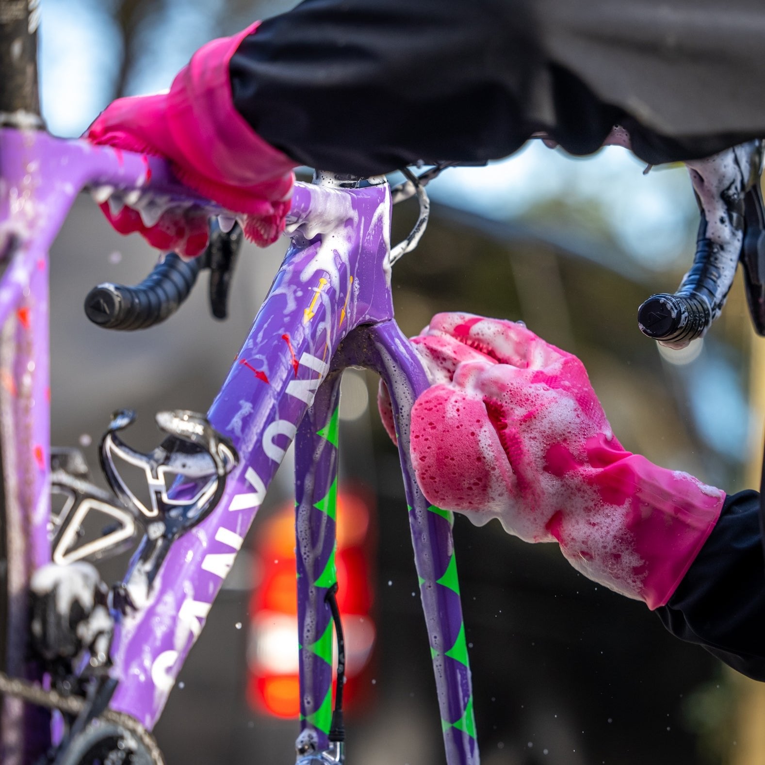 MUC OFF DEEP SCRUBBER GLOVES PINK