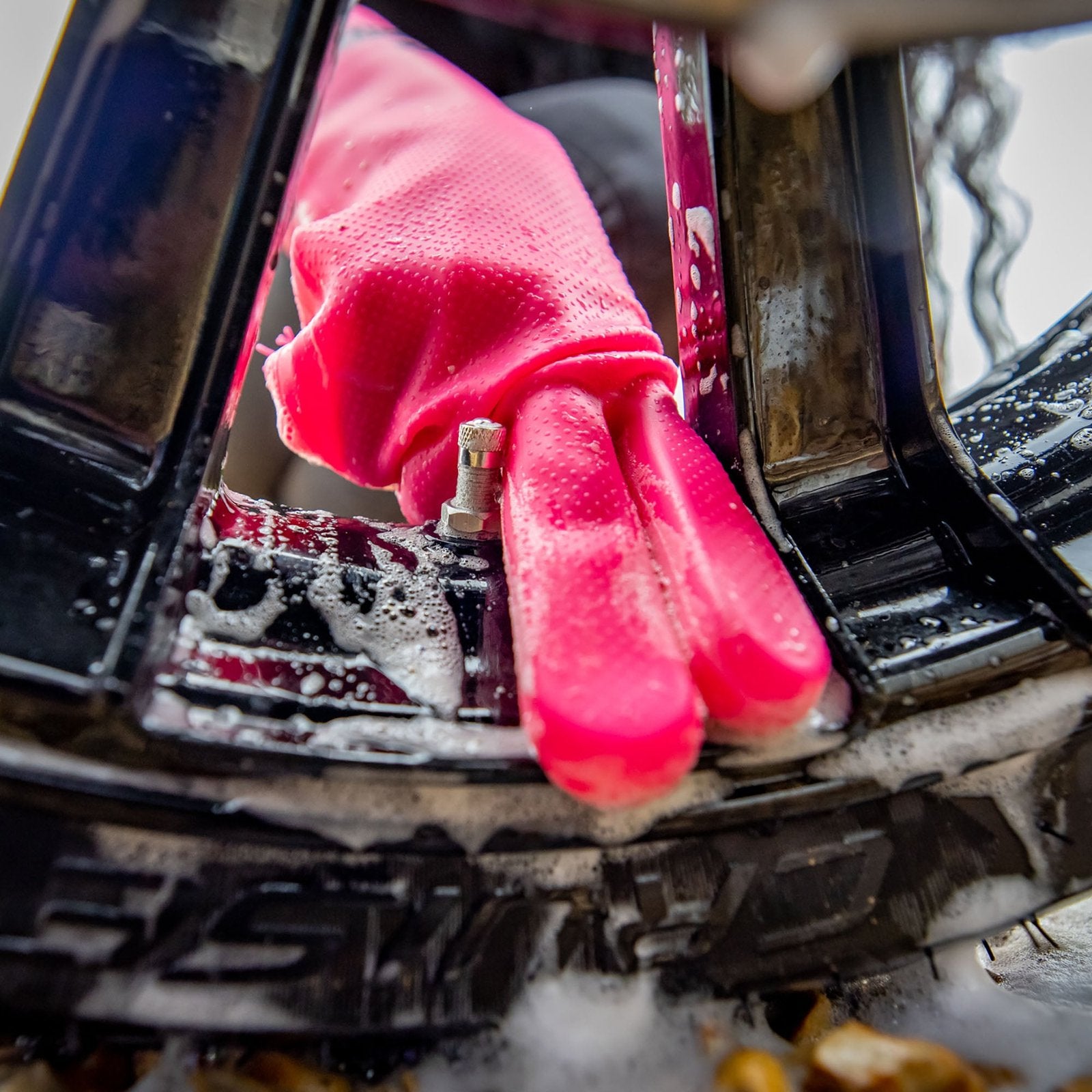 MUC OFF DEEP SCRUBBER GLOVES PINK
