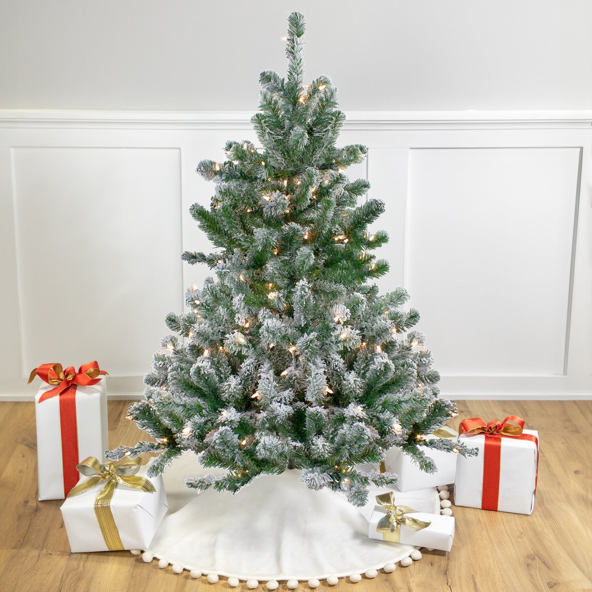 4.5 Pre Lit Flocked Natural Emerald Artificial Christmas Tree Warm Clear Lights Green