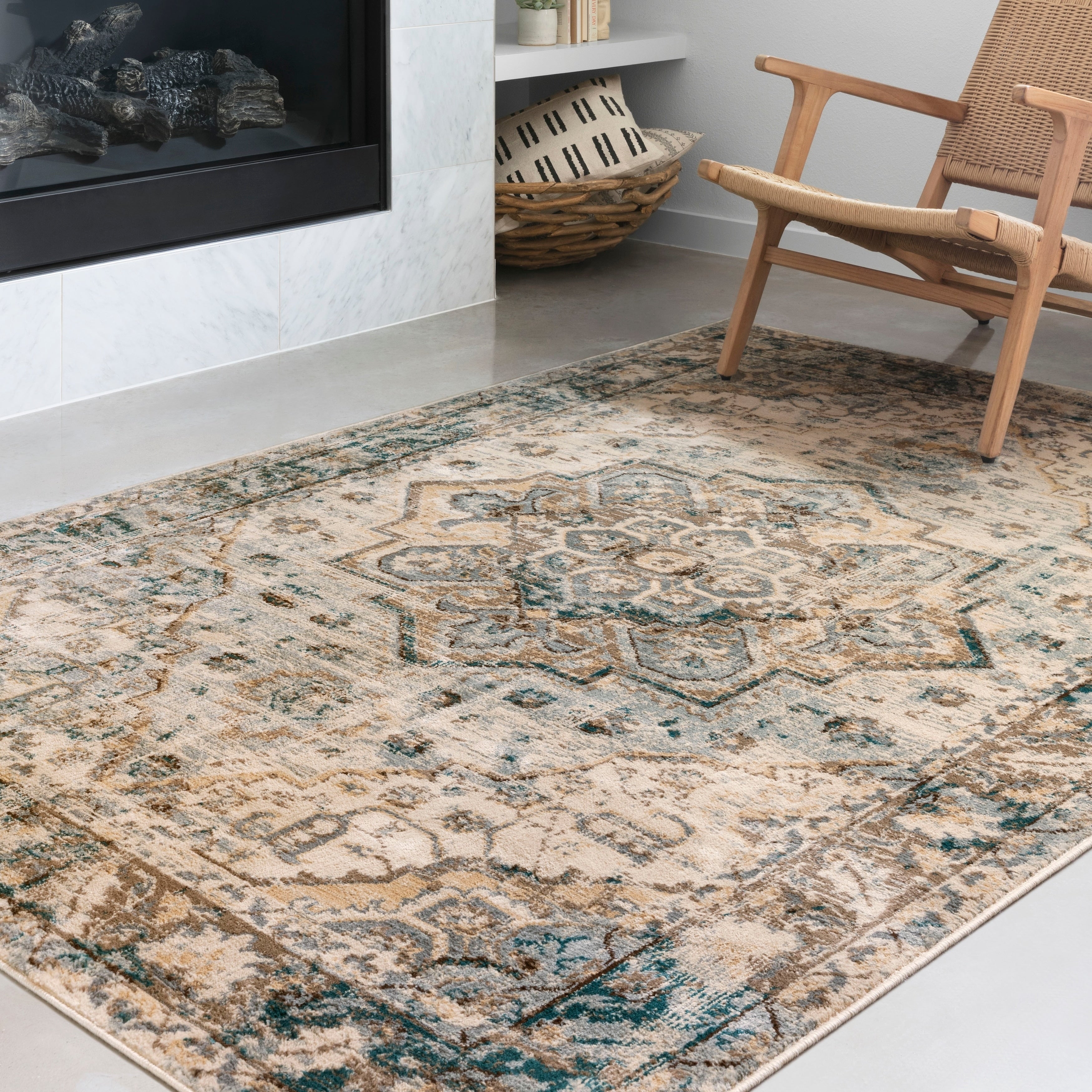 Alexander Home Adrian Traditional Area Rug
