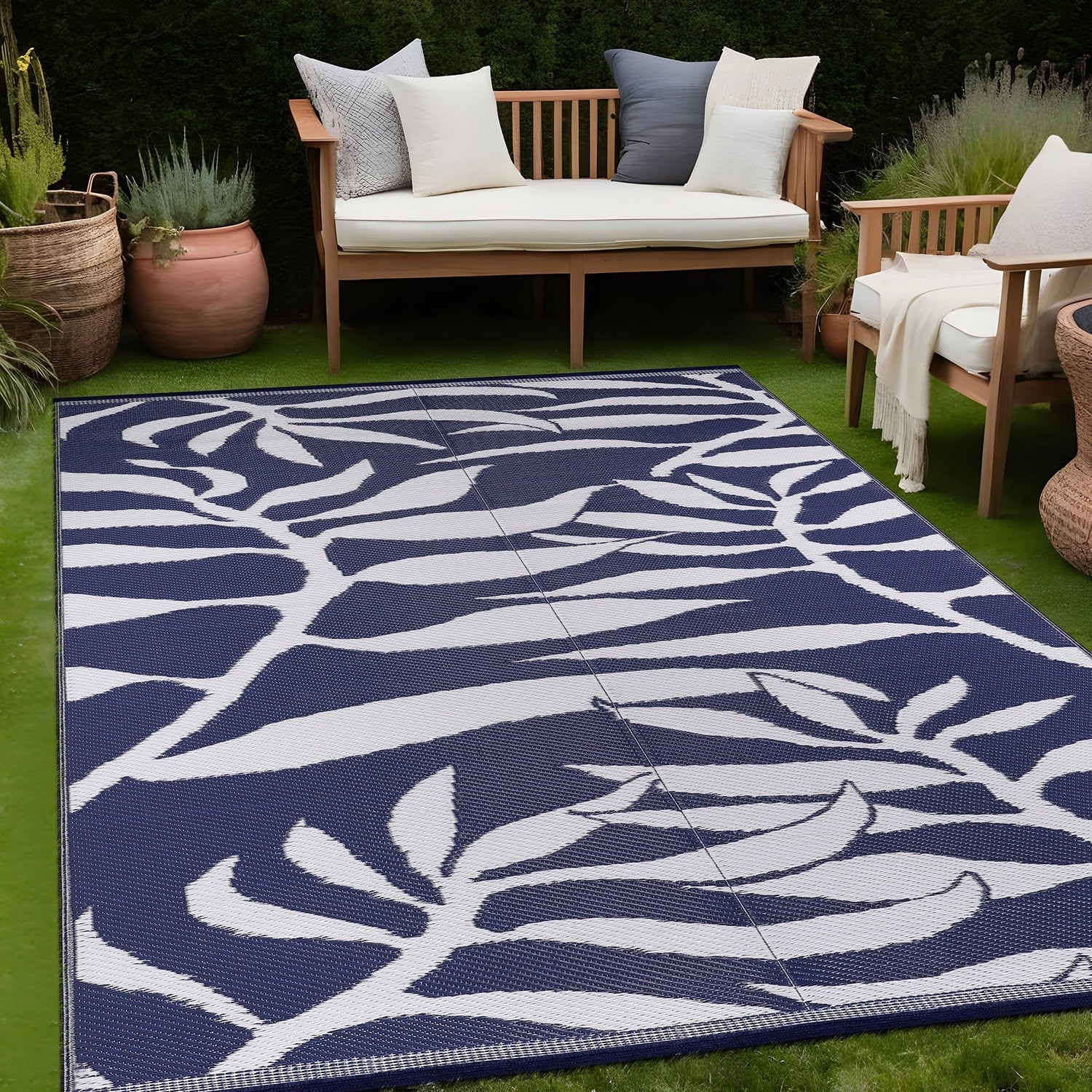 Lightweight Indoor Outdoor Reversible Plastic Area Rug 5X7 Feet Leaf Pattern Blue White
