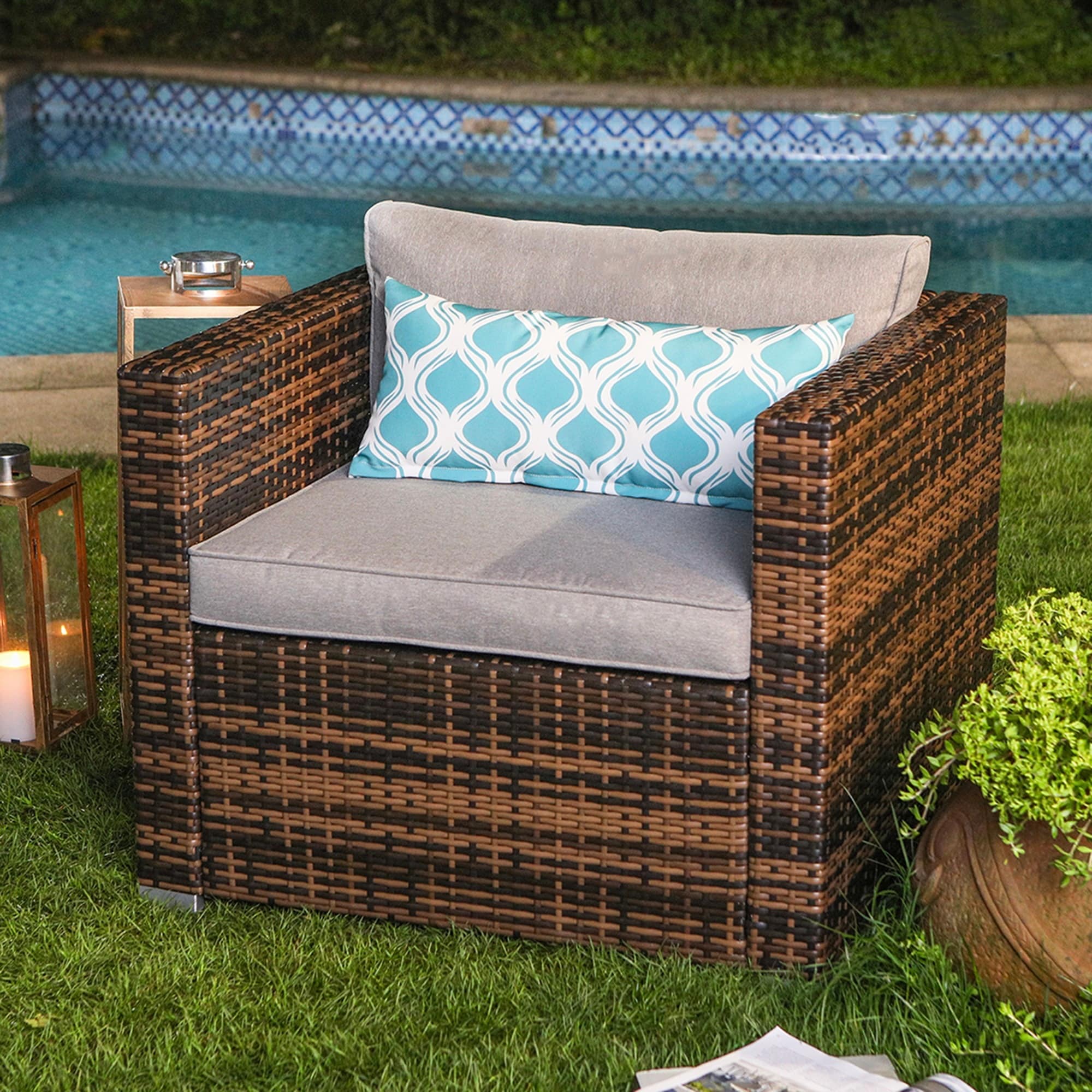 Cosiest Outdoor Furniture Mottlewood Wicker Single Chair With Warm Gray Thick Cushions