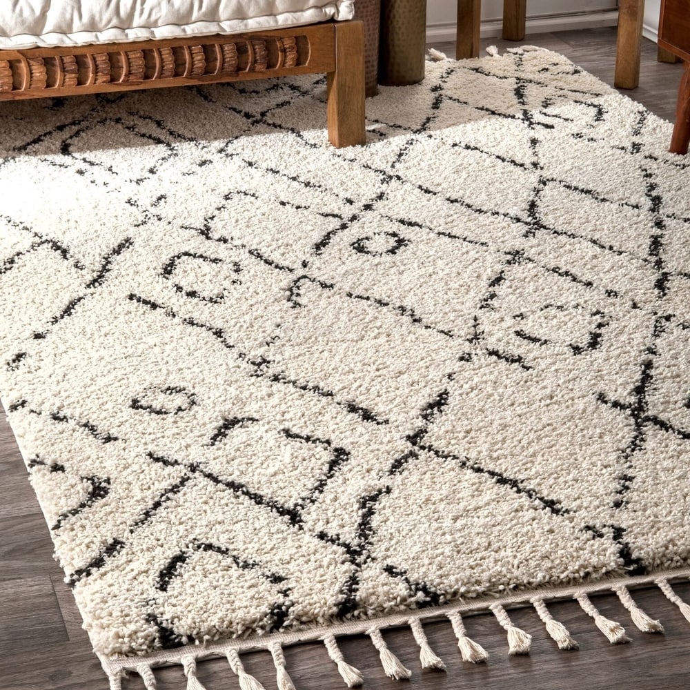 Carson Carrington Vanlose Abstract Moroccan Diamond Shag Tassel Area Rug 53 X 77