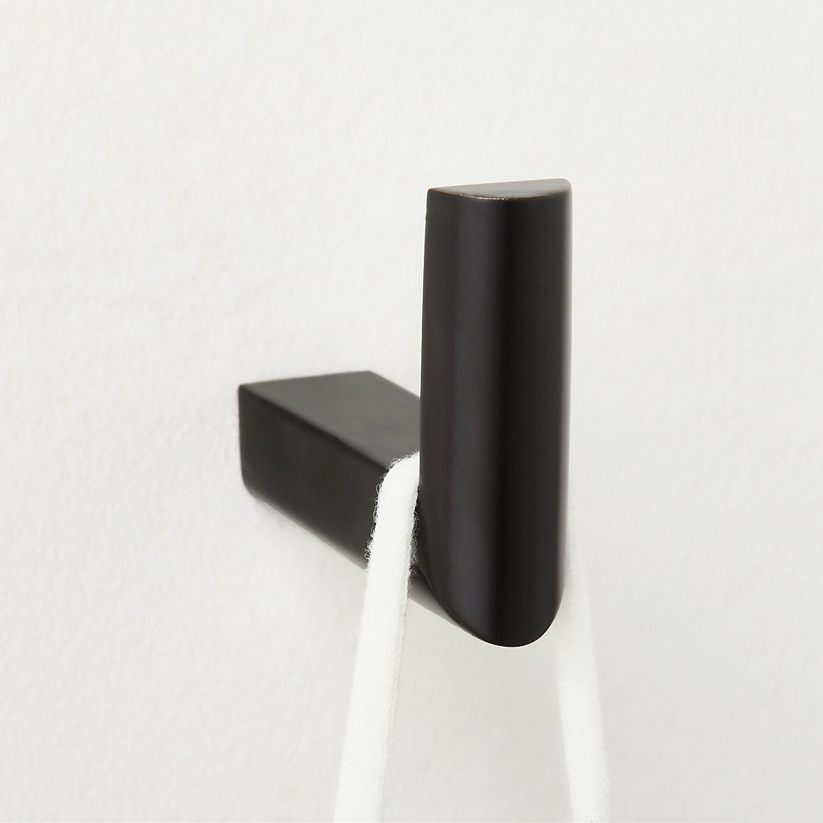 Curveaux Curved Matte Black Towel Bar 24in
