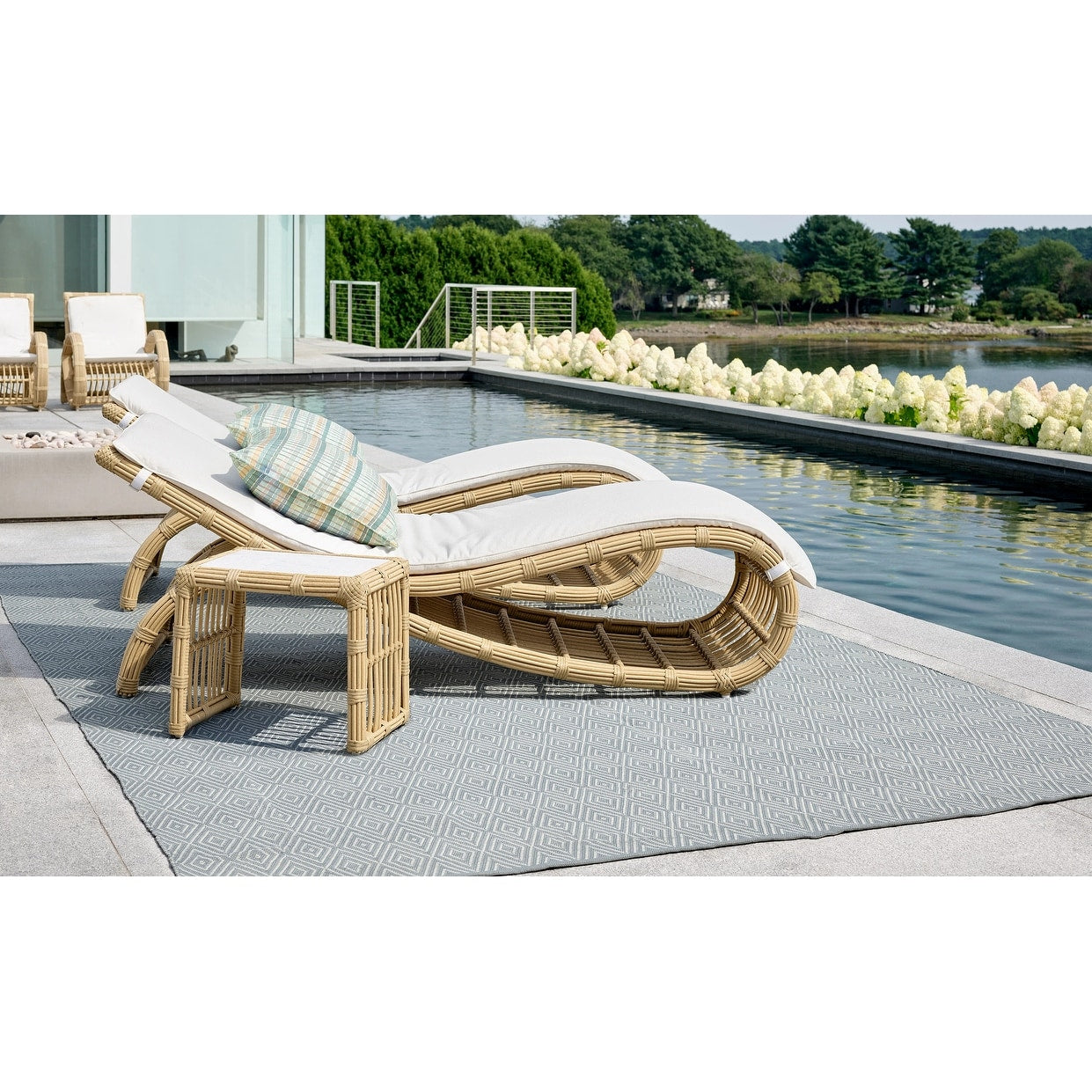 Dash Albert Diamond Handwoven Indoor Outdoor Rug