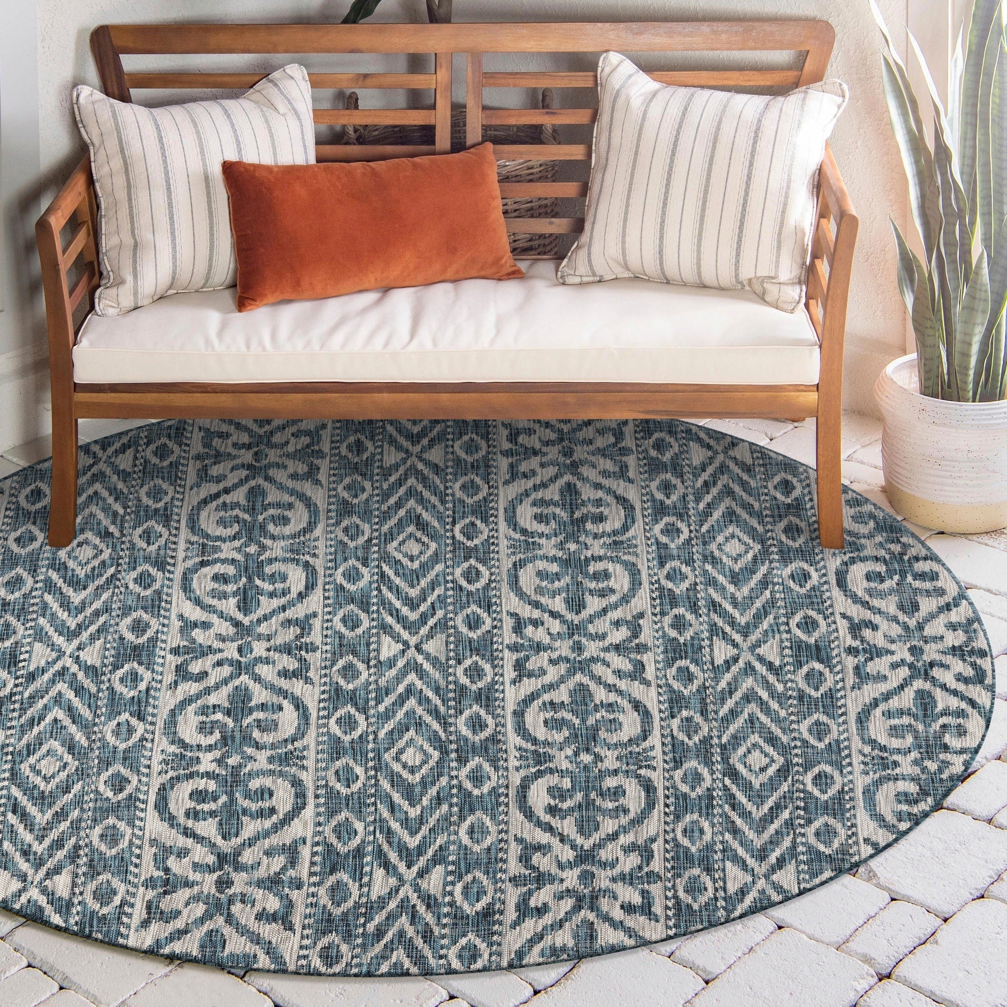 Entwined Geometric Indoor Outdoor Accent Rug