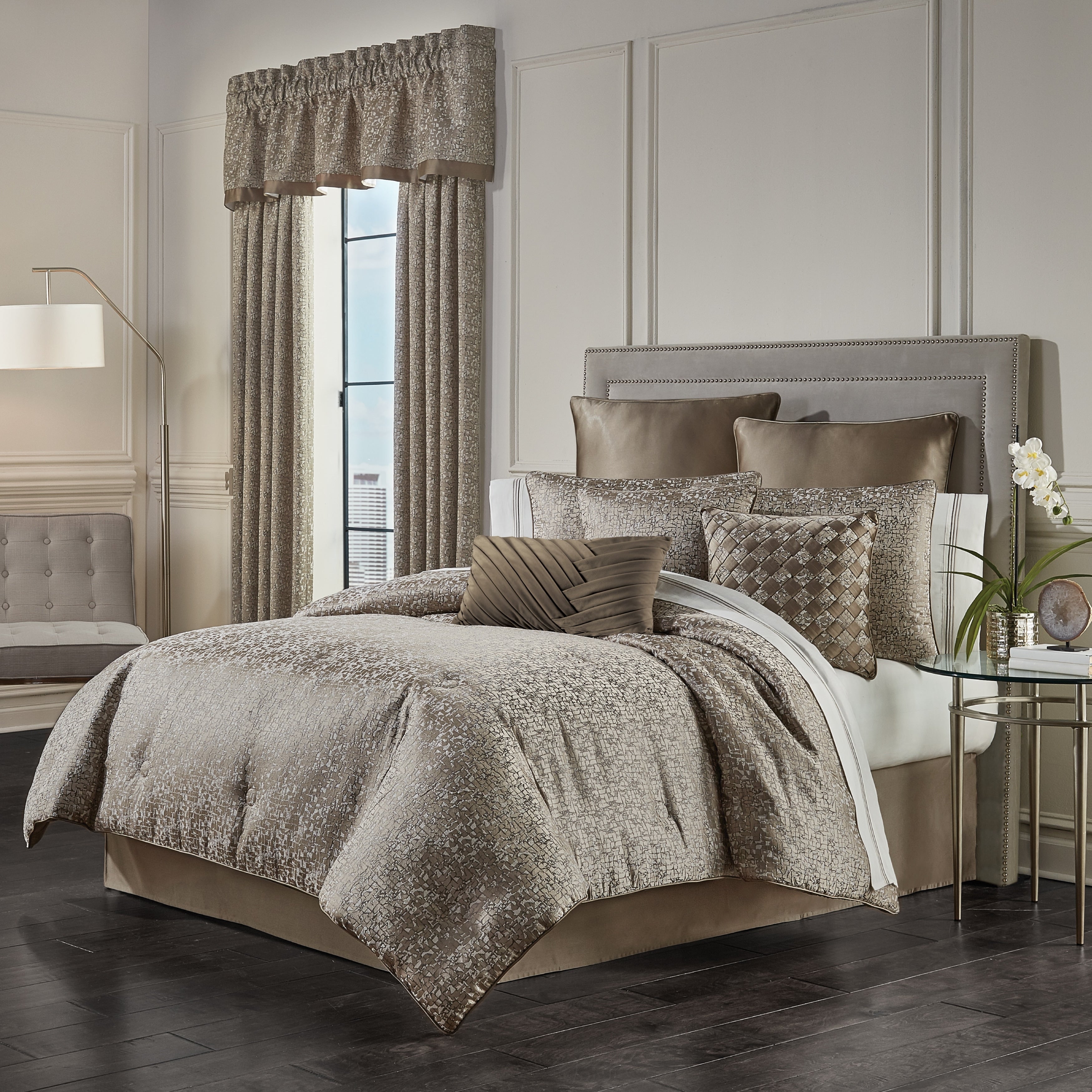 Five Queens Court Calgary Ice Comforter Set