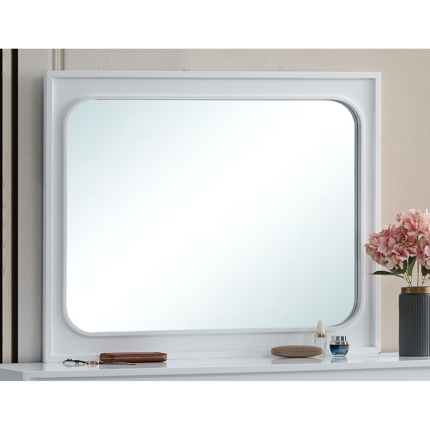Glory Furniture Winifred Quality Materials Dresser With Reflective Accents