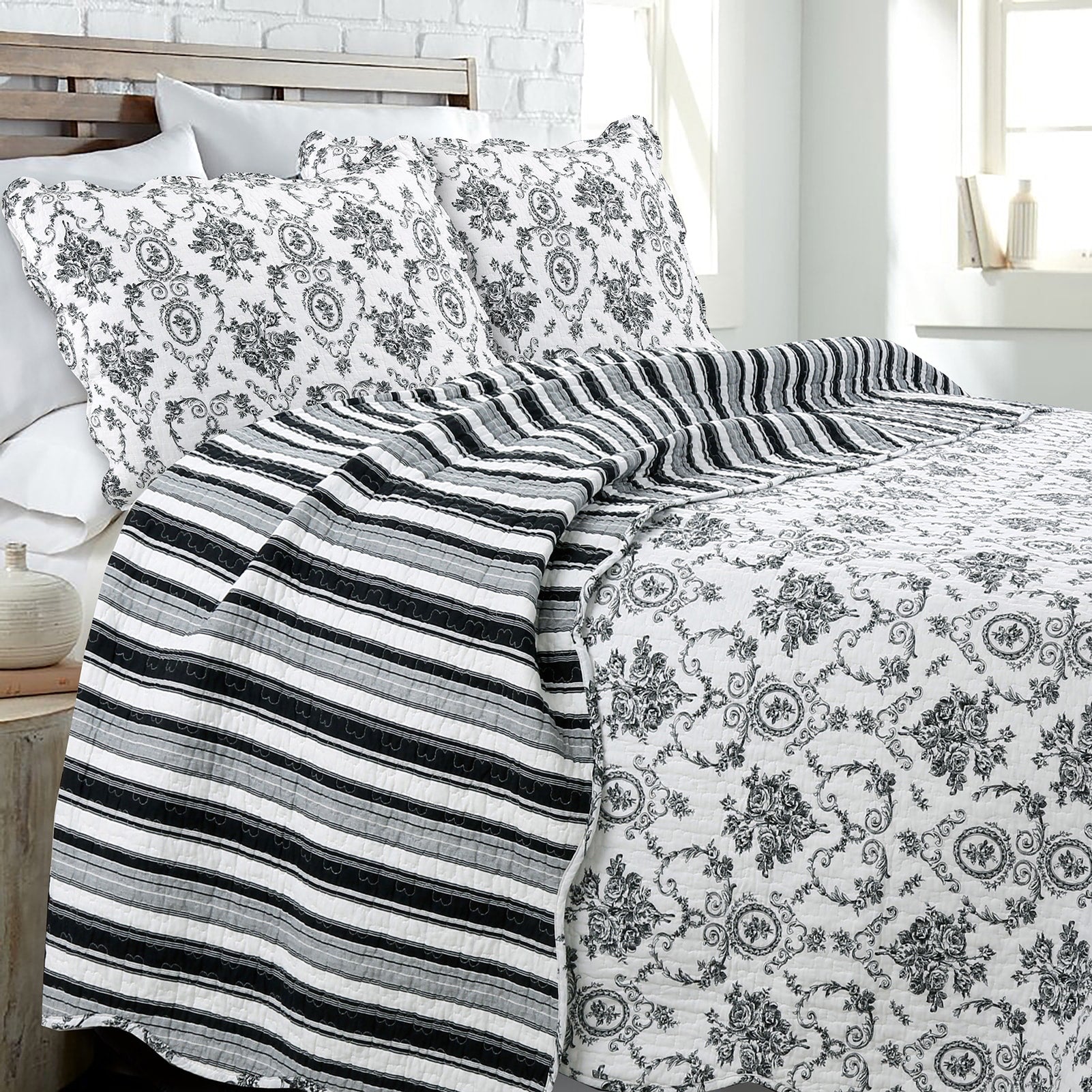 Gracewood Hollow Mekuli French Medallion 3 Piece Quilt Set