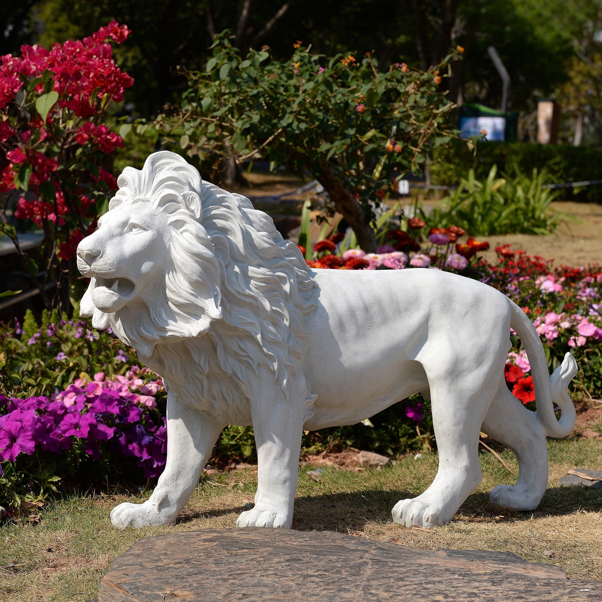 Hi Line Lion Facing Left Statue