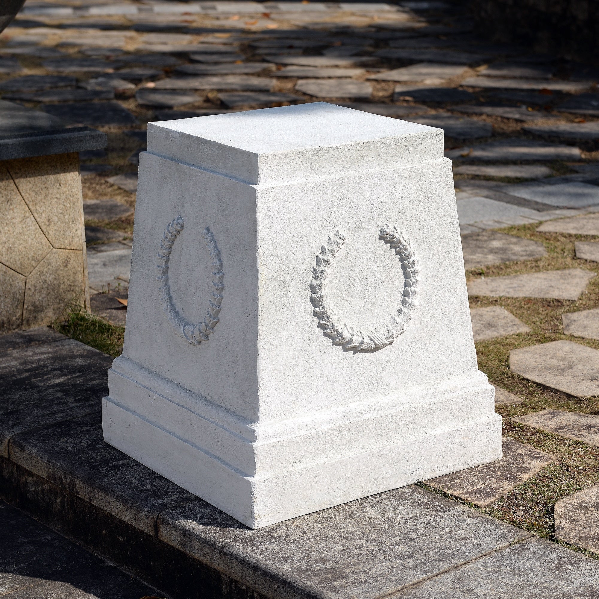 Hi Line Square Laurel Pedestal