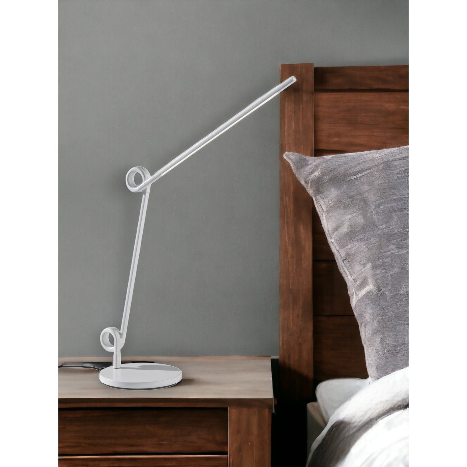 Homeroots 35 White Metal Novelty Desk Table Lamp 7.88 In. X 35.00 In. X 21.25 In.