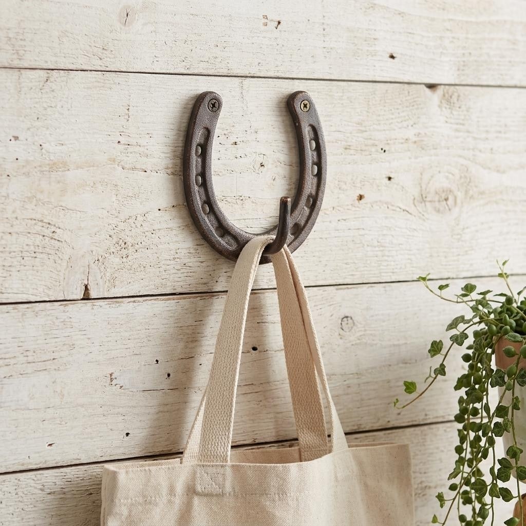 Homeroots 4 Antiqued Bronze Cast Iron Horseshoe Wall Hook 4.25 In. X 4.50 In. X 1.63 In.