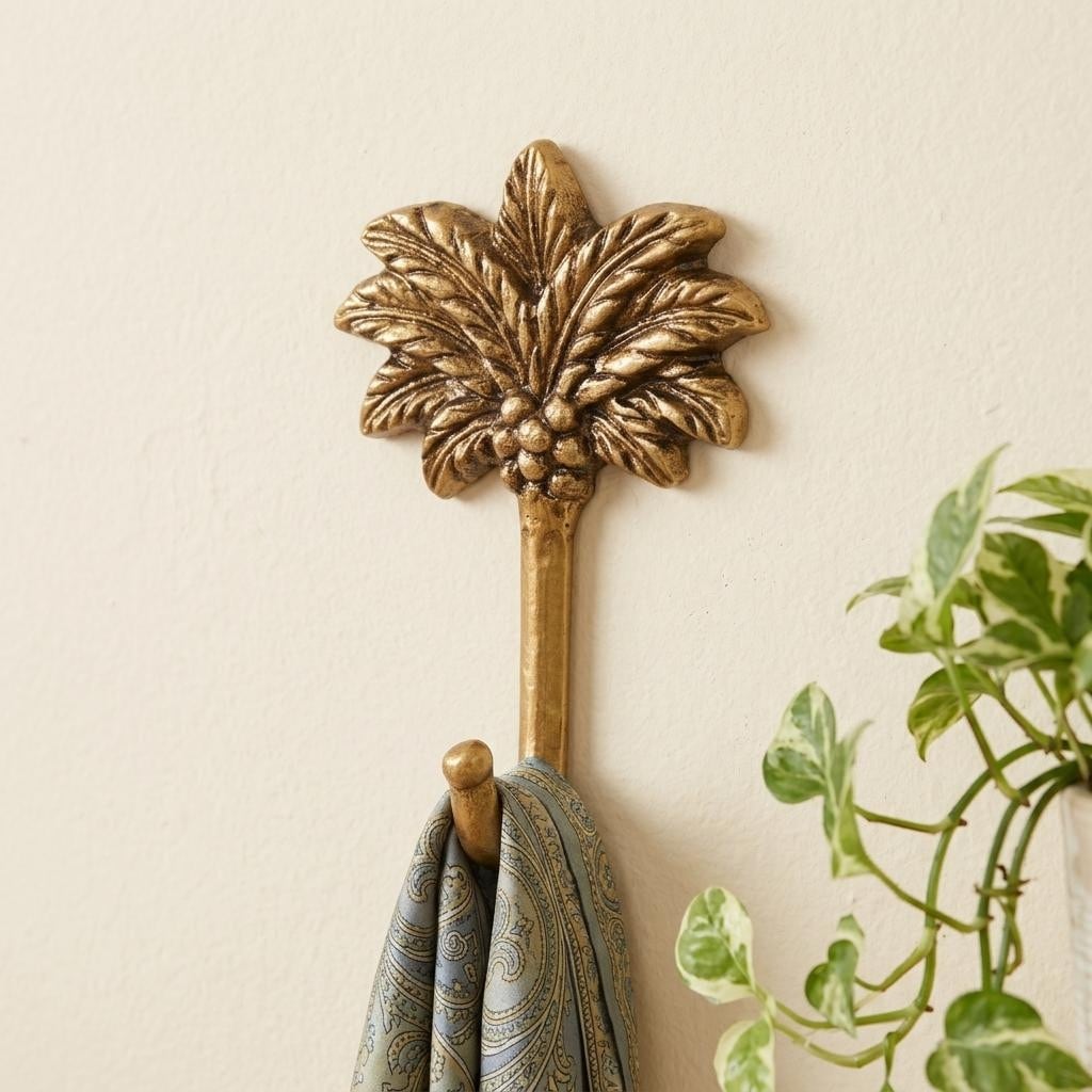 Homeroots 4 Antiqued Gold Cast Iron Palm Tree Wall Hook 4.00 In. X 6.00 In. X 1.63 In.
