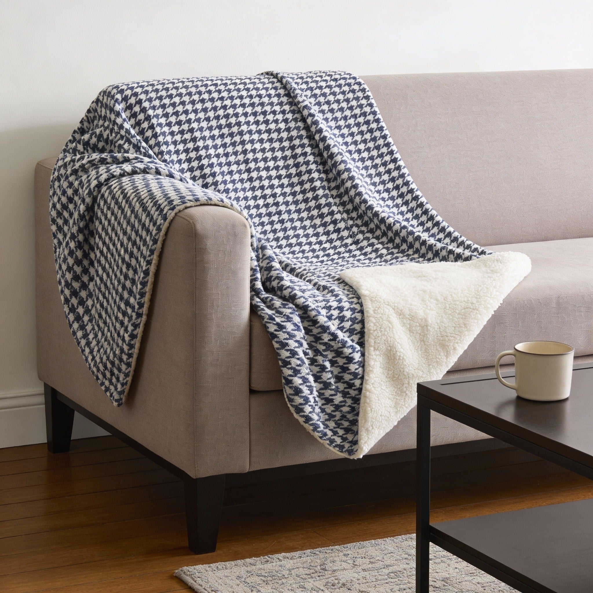 Homeroots 50 X 70 Navy Blue And White Houndstooth Microfiber Plush Throw Blanket