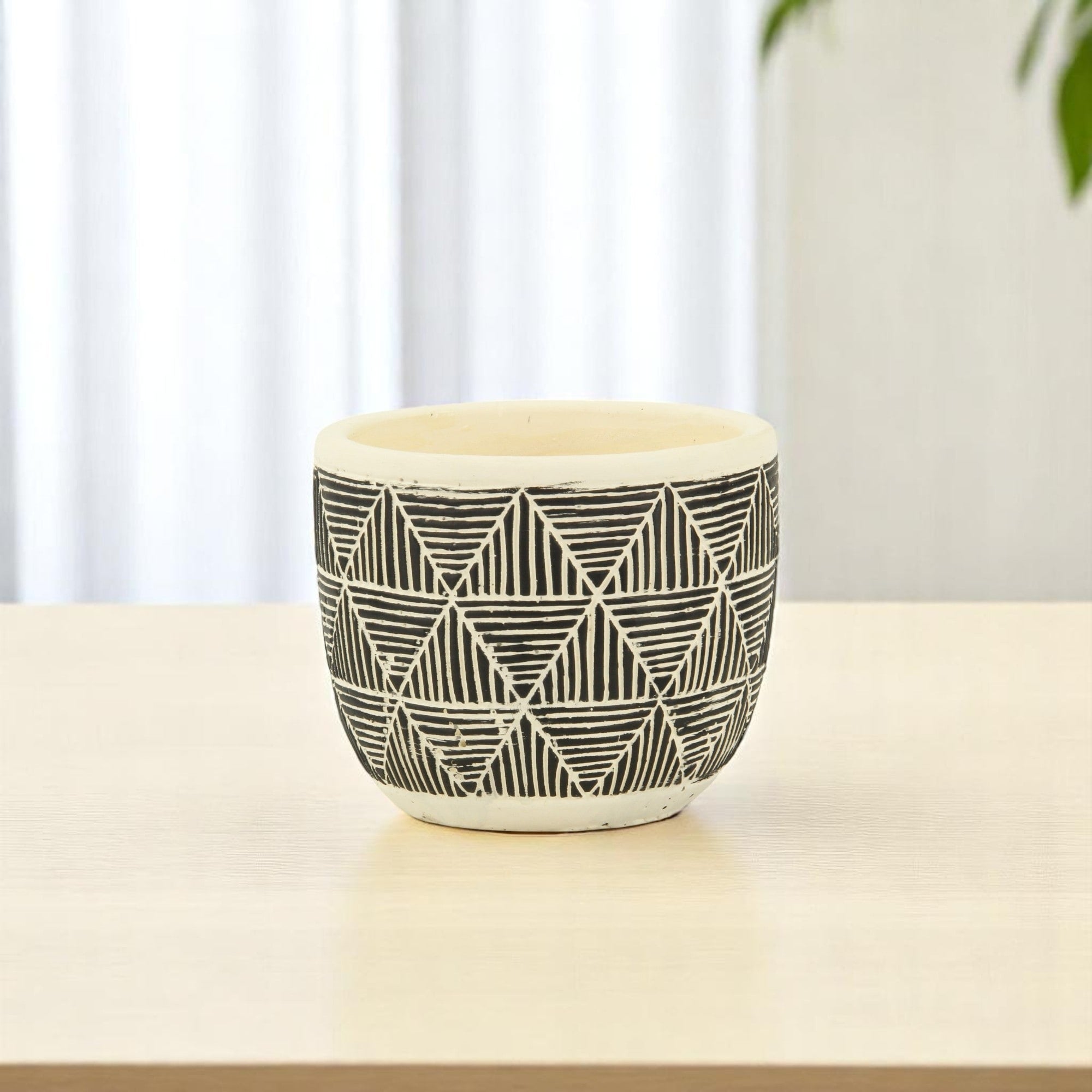 Homeroots Black And White Ceramic 30 Ounce Geometric Round Distressed Pot Planter 5.75 In. X 4.75 In. X 5.75 In.