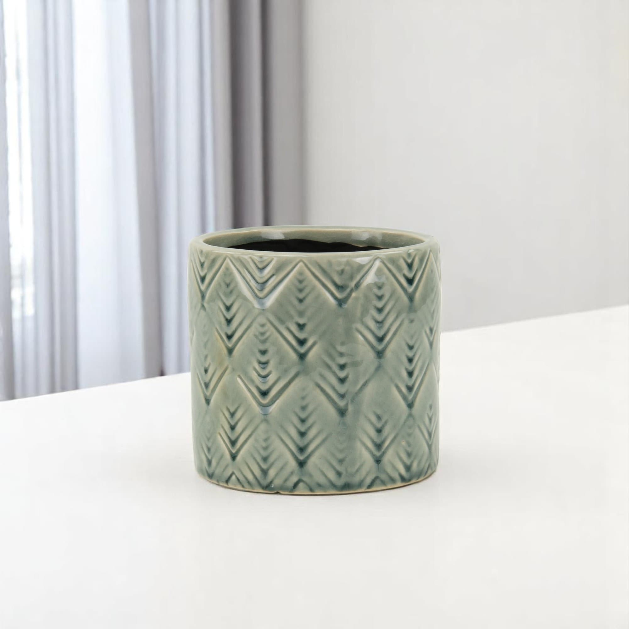 Homeroots Green Ceramic 33 Ounce Geometric Round Distressed Pot Planter 5.50 In. X 5.25 In. X 5.50 In.