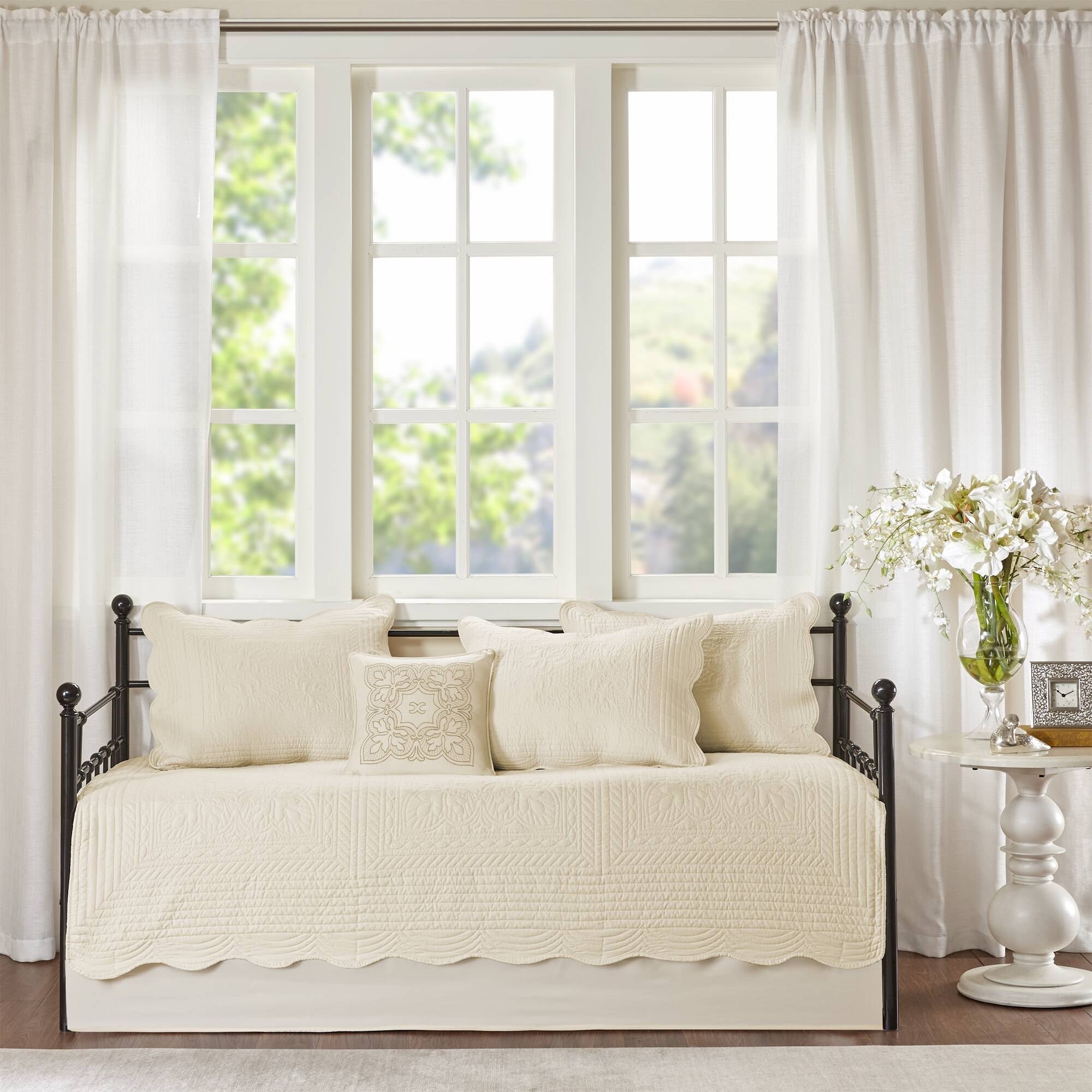 Madison Park Venice White 6 Pieces Quilted Daybed Cover Set With Scalloped Edges