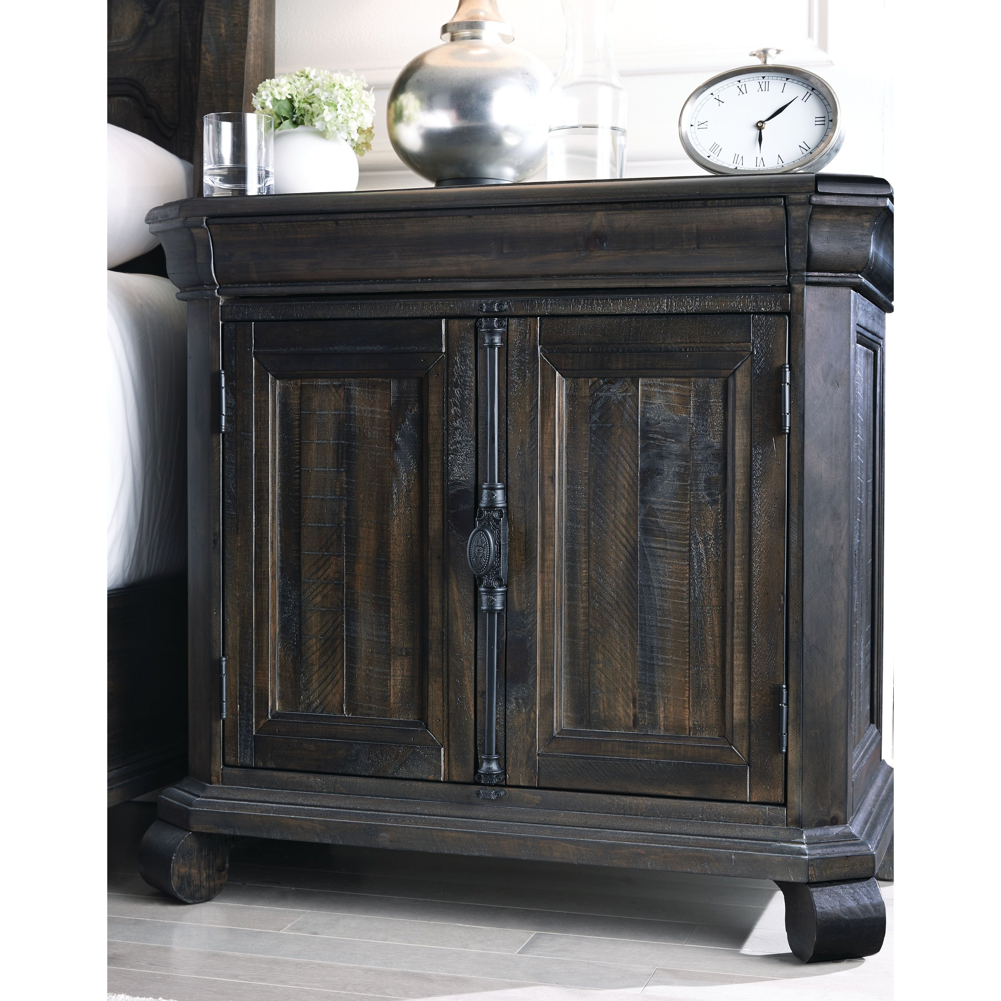 Bellamy Traditional Peppercorn Bachelor Door Chest