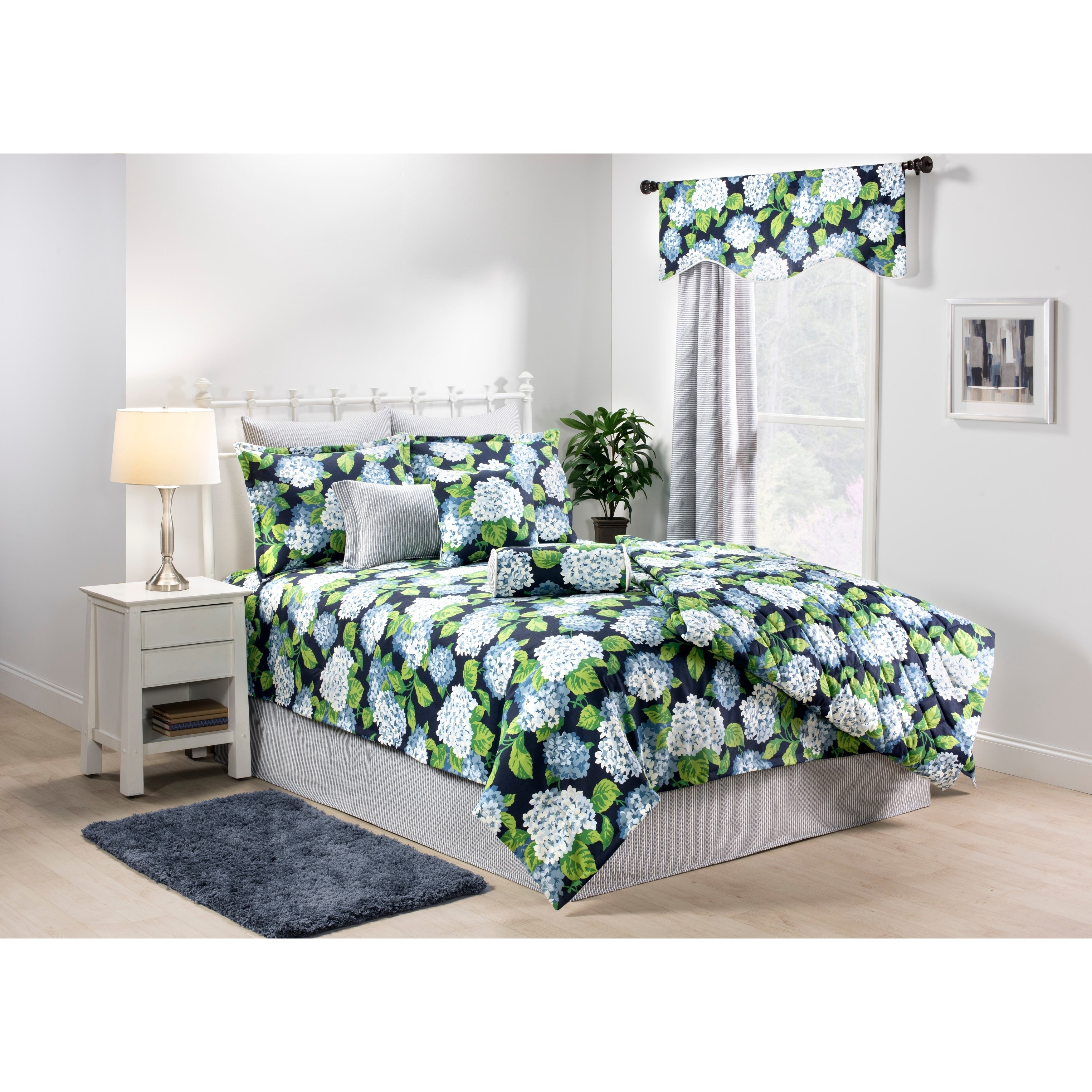 Marseille Blue Hydrengea On Navy Background Daybed Set