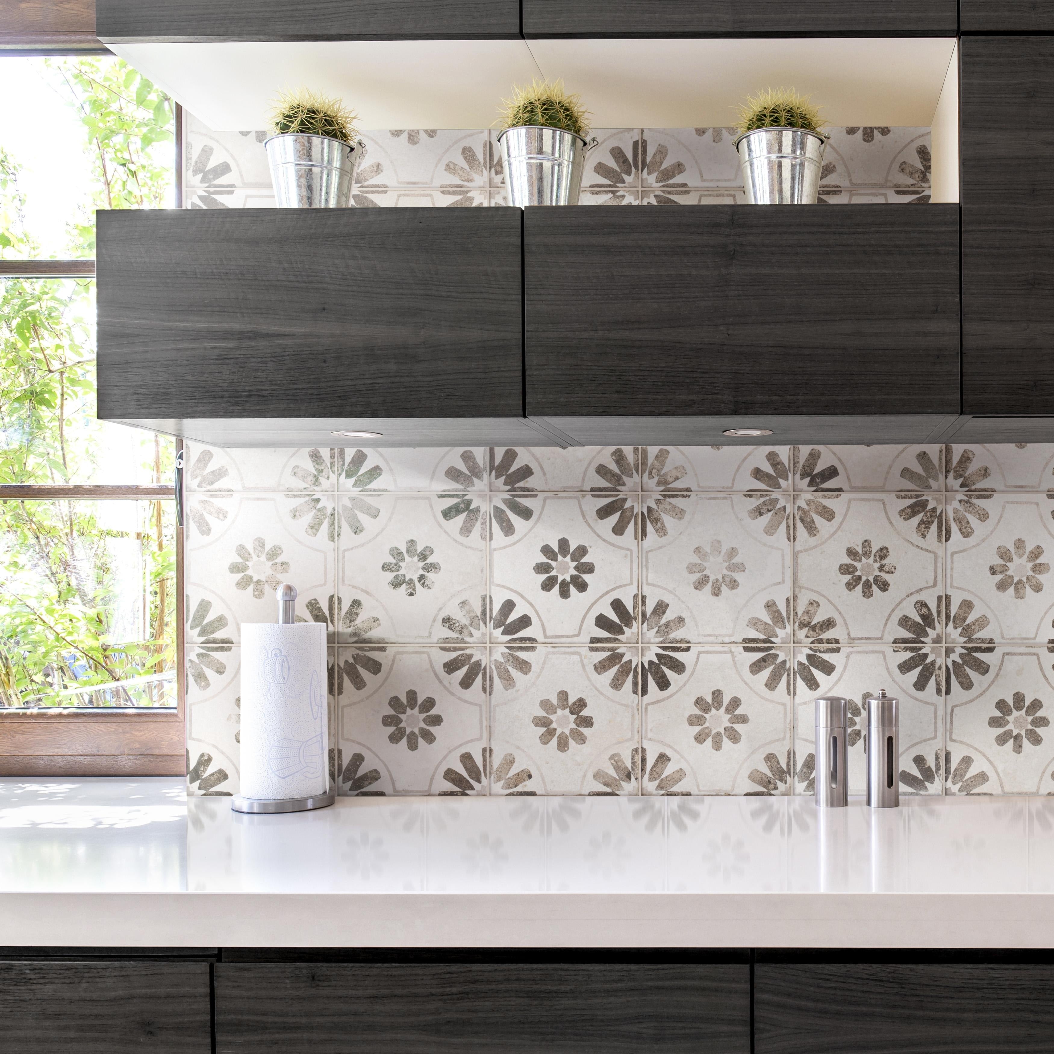 Somertile 17.63 In. X 17.63 In. Royals Blume Nero Ceramic Floor And Wall Tile 5 Tiles 11.02 Sqft.