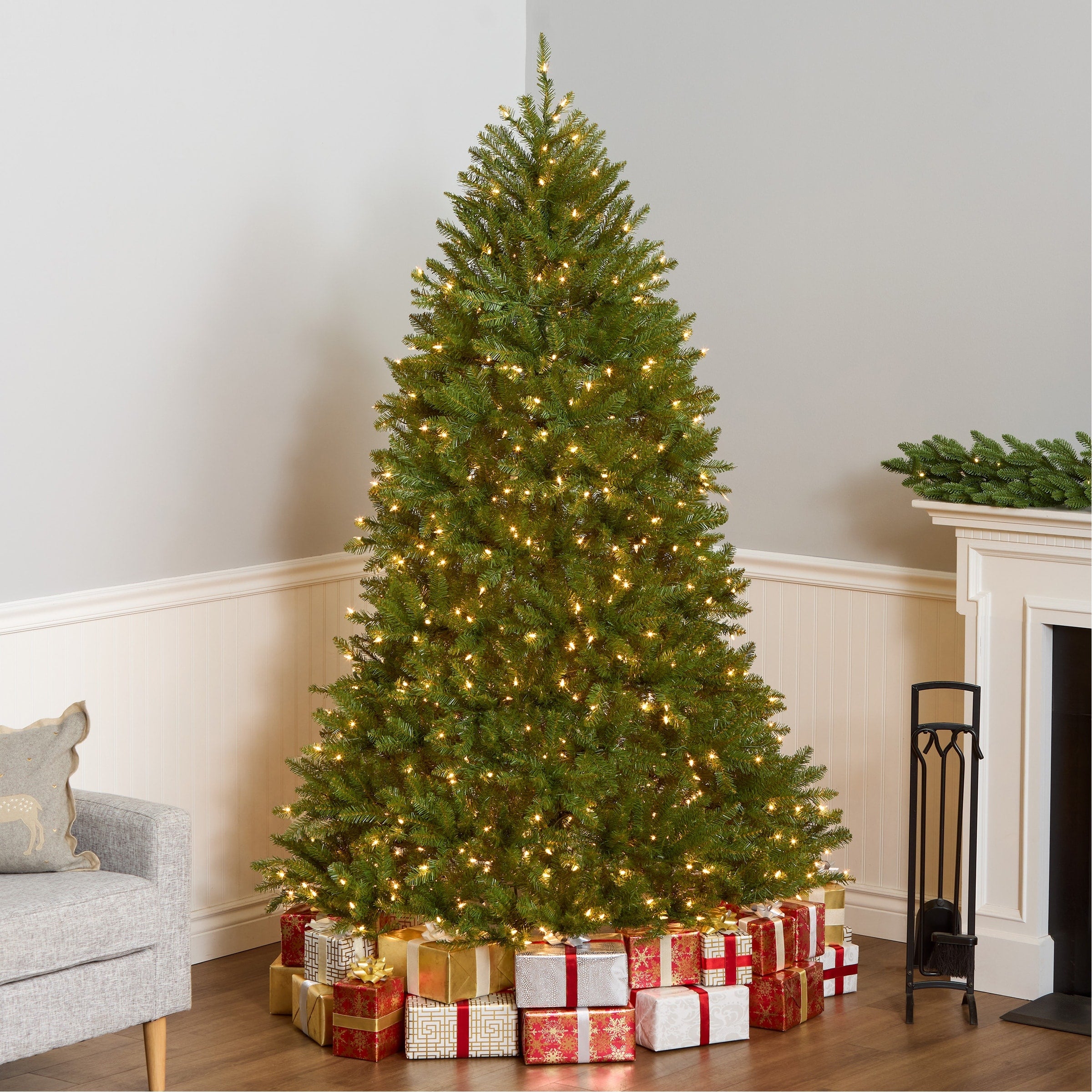 7 Foot Dunhill Fir Hinged Tree With 700 Clear Lights