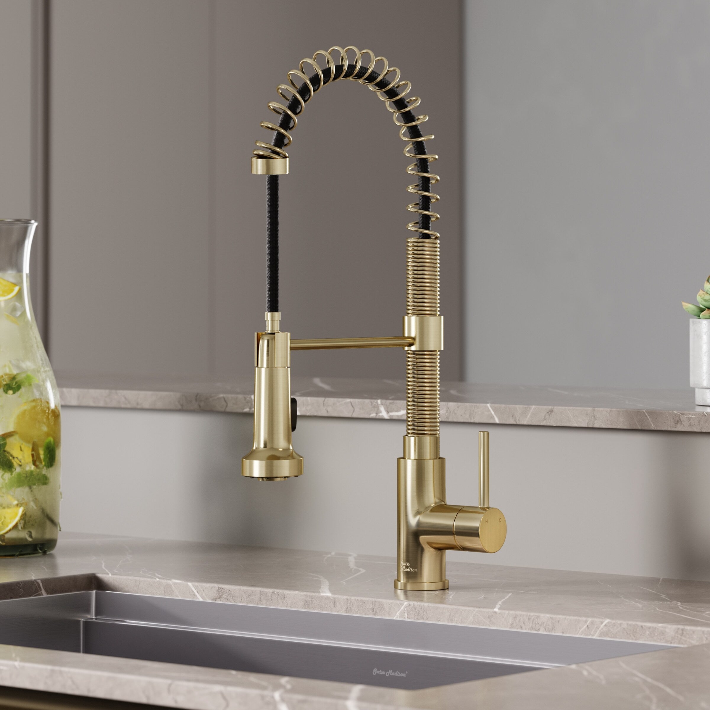 Nouvet Single Handle Pull Down Kitchen Faucet