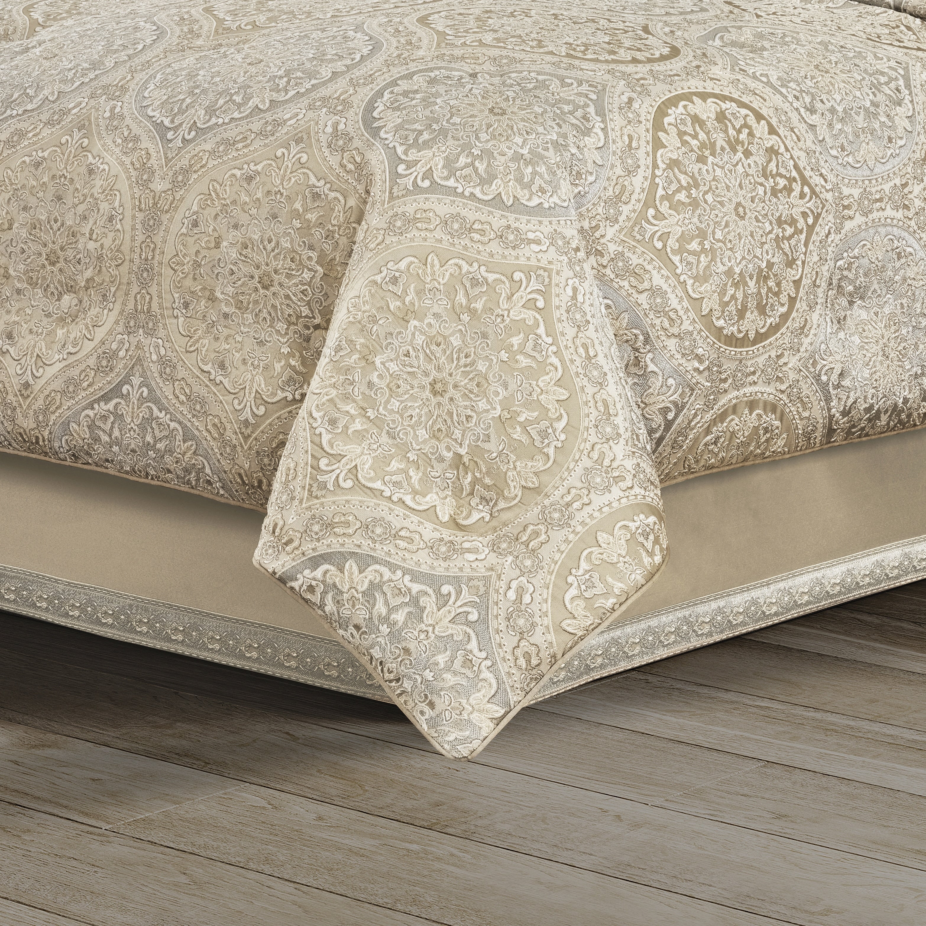 Romero Comforter Set