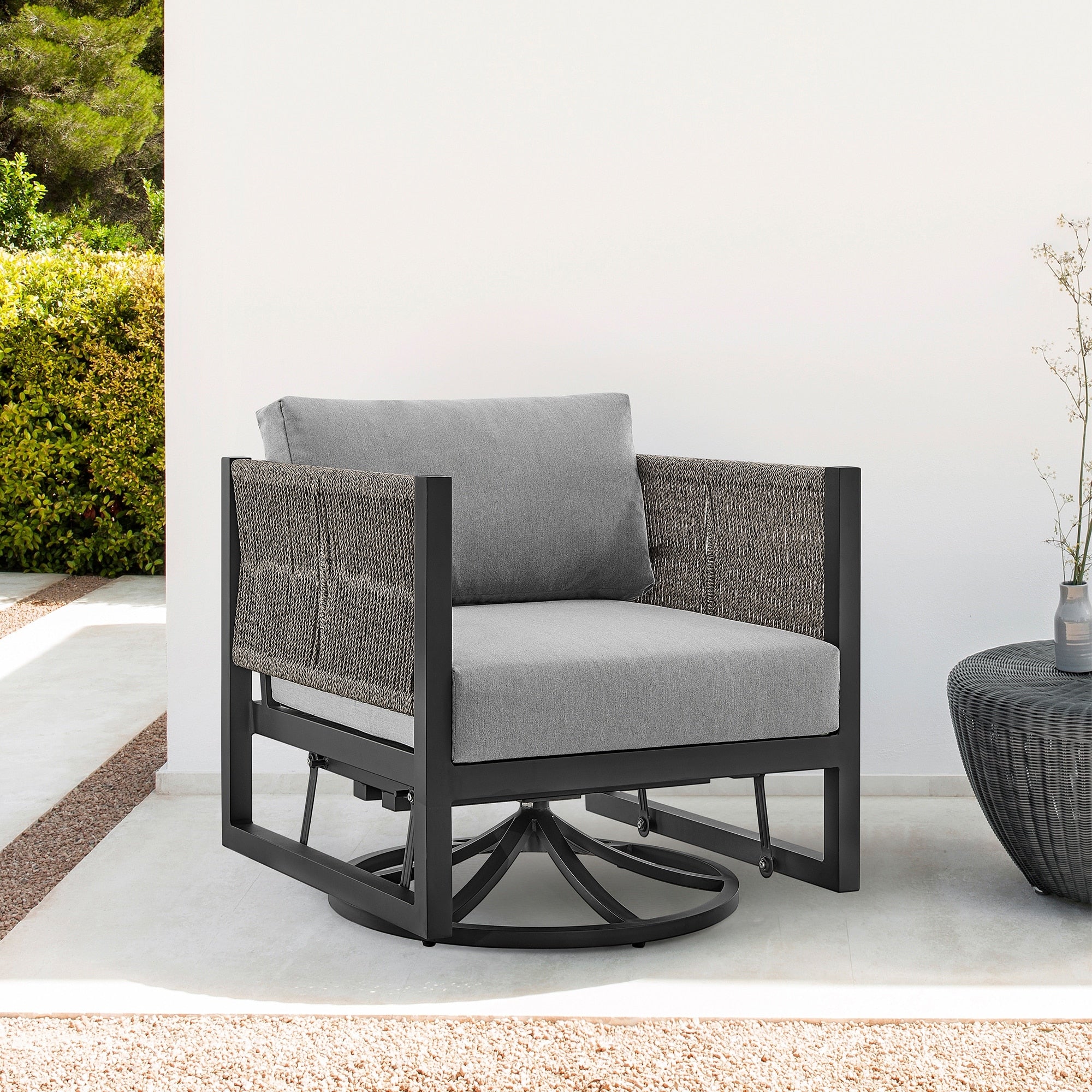 Roomfitters Mareike Outdoor Patio Swivel Glider Lounge Chair Aluminum Woven Rope Rocker Armchair With Gray Cushions