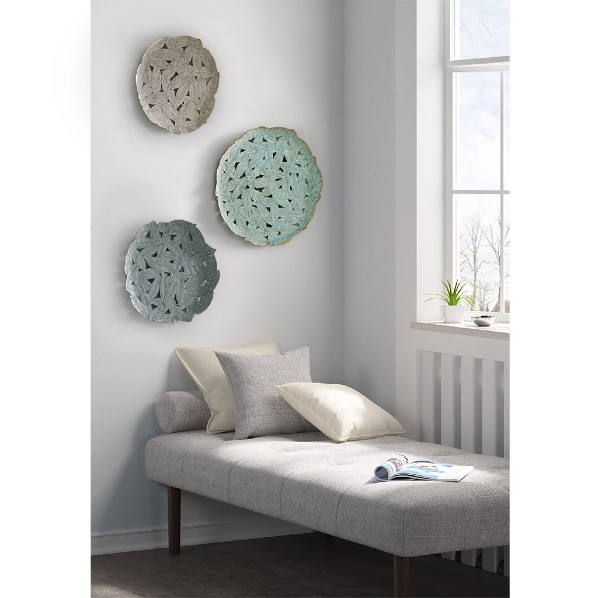 Roomfitters Textured Feather 3 Piece Metal Disc Wall Decor Set Modern Round 20 Inch Dimensional Verdigris Wall Art Blue