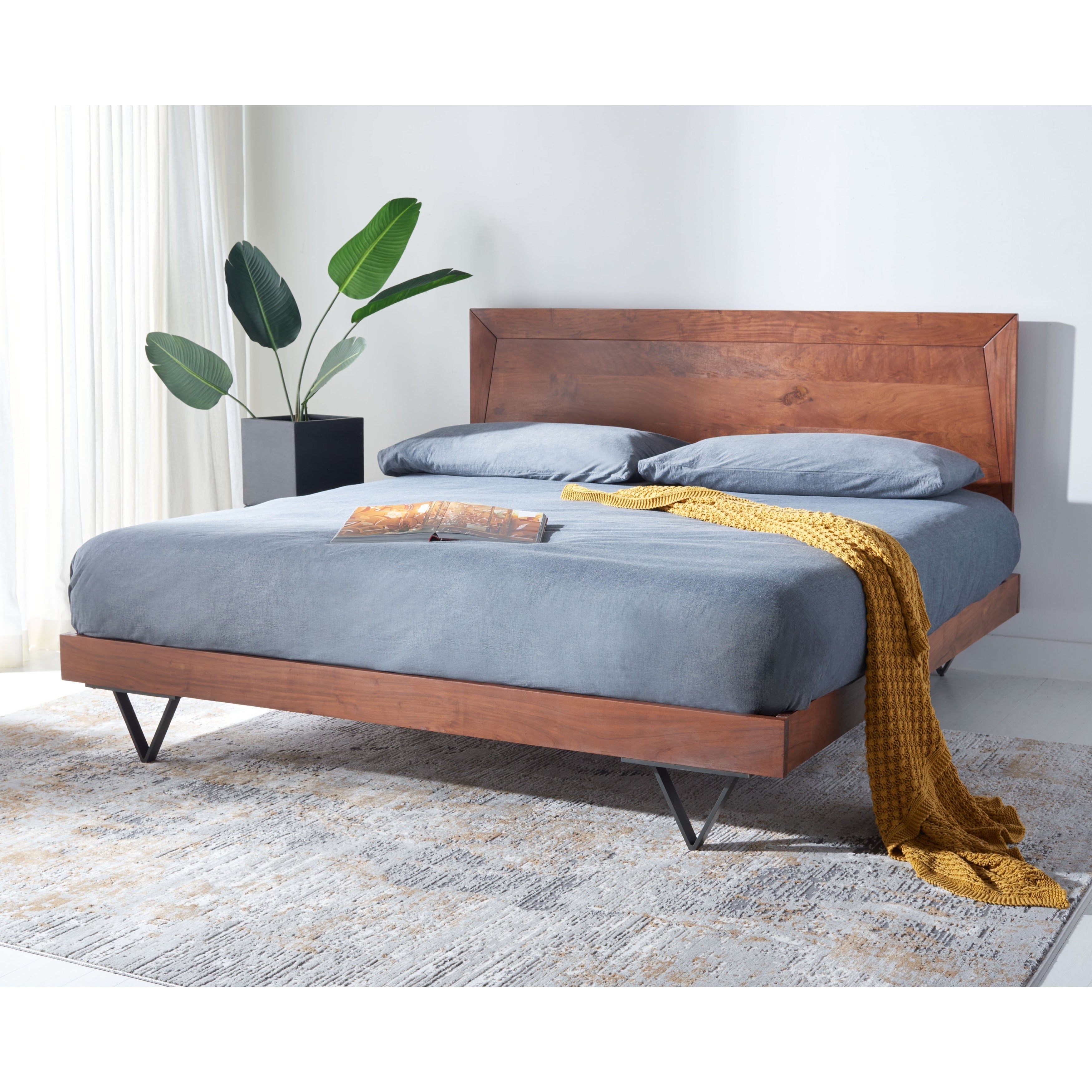 Safavieh Couture Madyson Hairpin Leg Bed