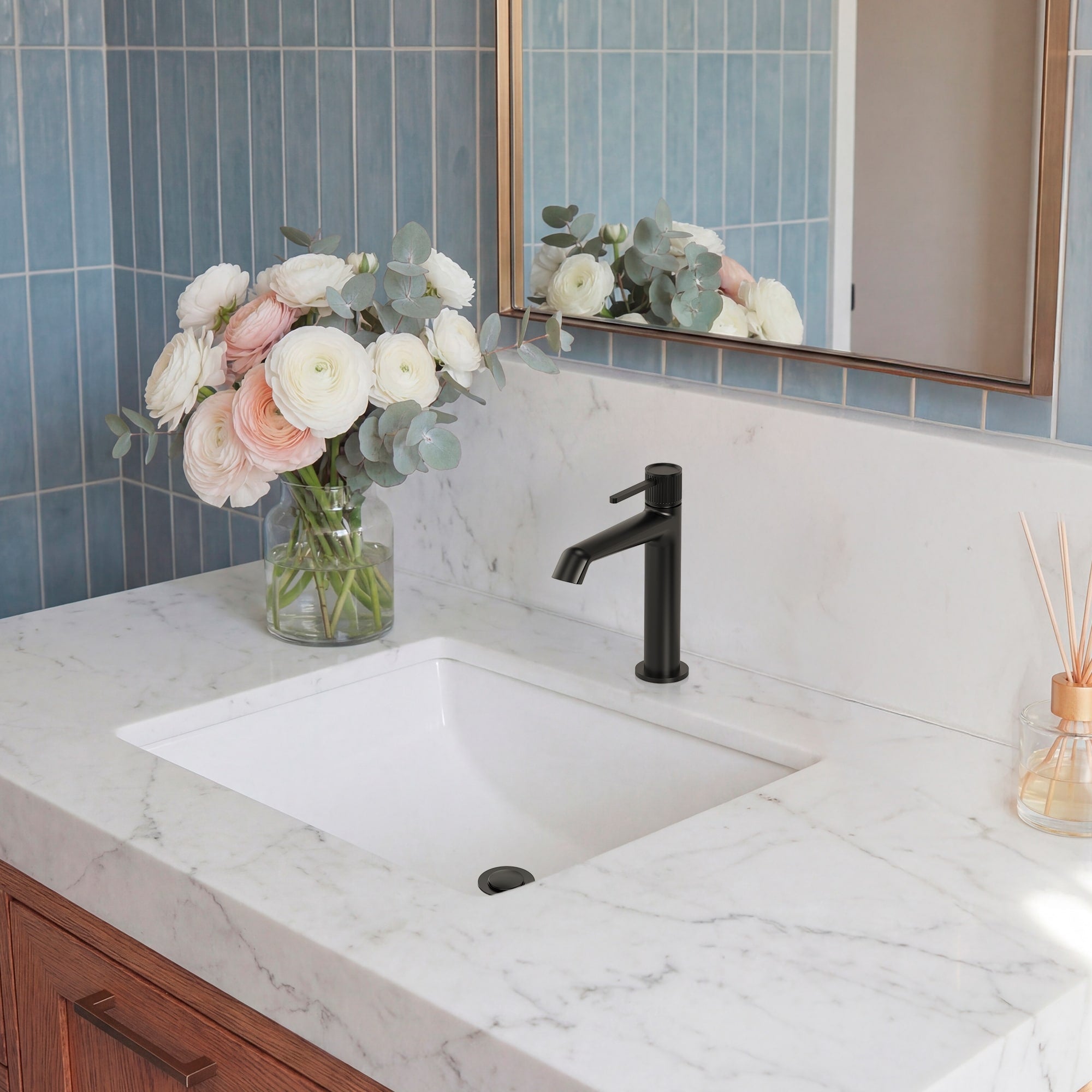 Single Hole Single Handle Bathroom Sink Faucet With Drain Assembly
