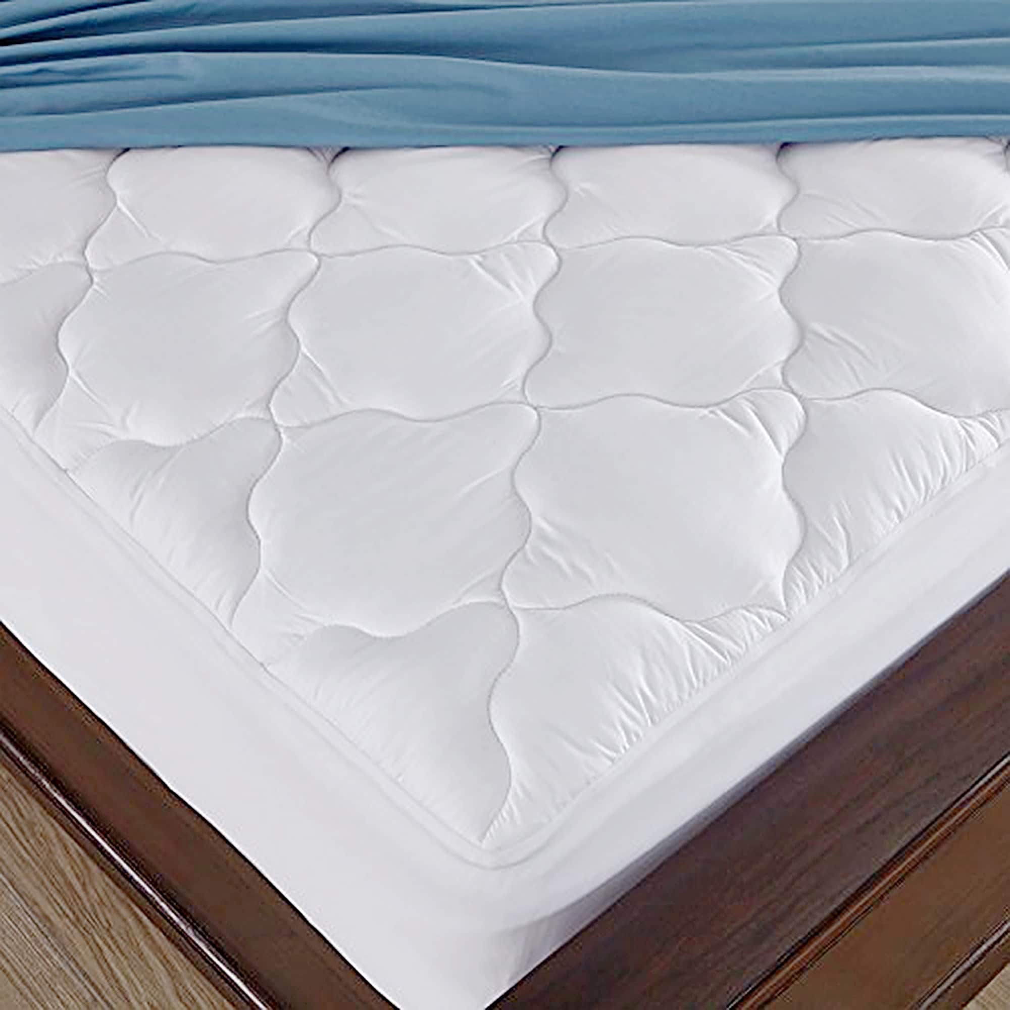 White Fourleaf Clover Quilted Mattress Pad