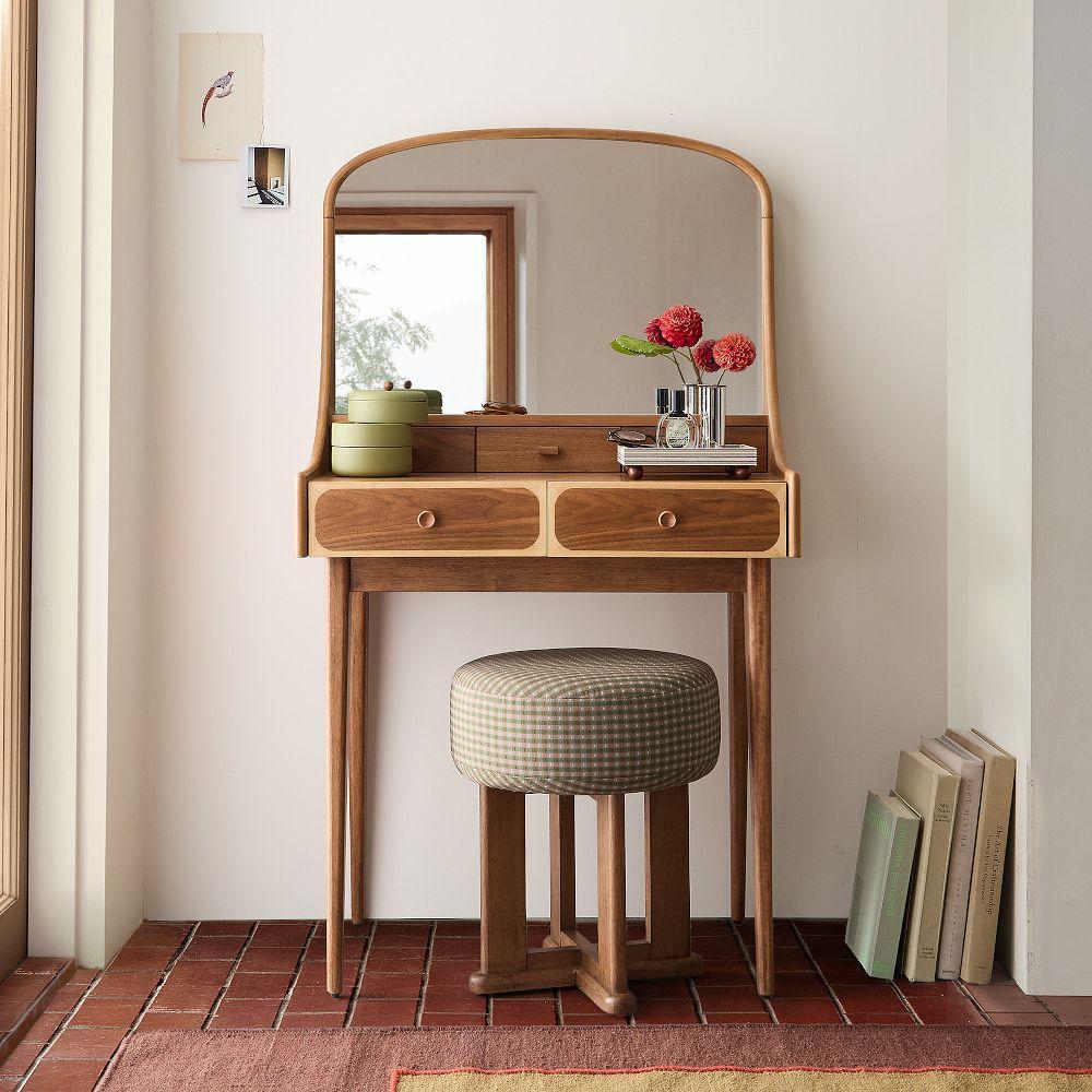 Emma Chamberlain Two-Tone Curved Wood Vanity (76 cm)