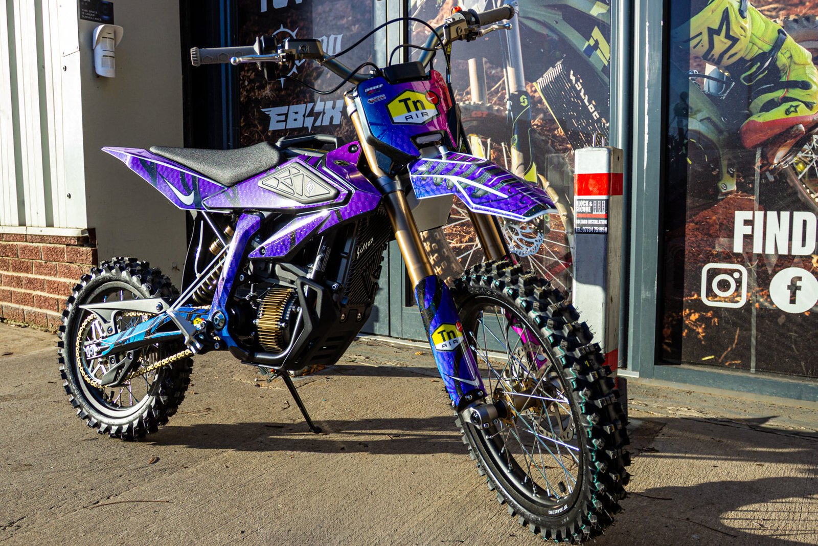 SUR RON HYPER BEE NIKE TN GRAPHICS KIT