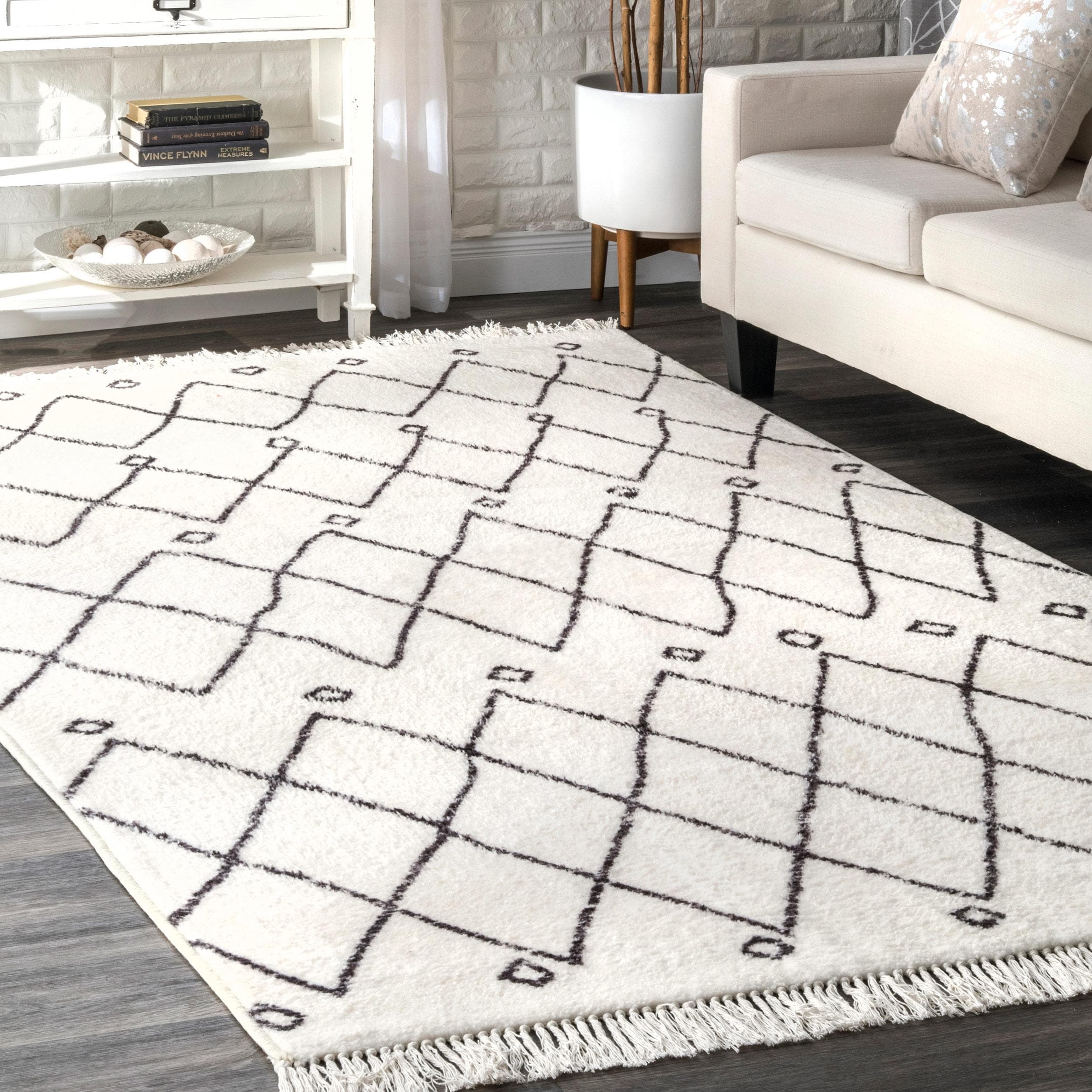 Nuloom Off White Contemporary Cabin Diamond Moroccan Tassel Area Rug 5 X 8