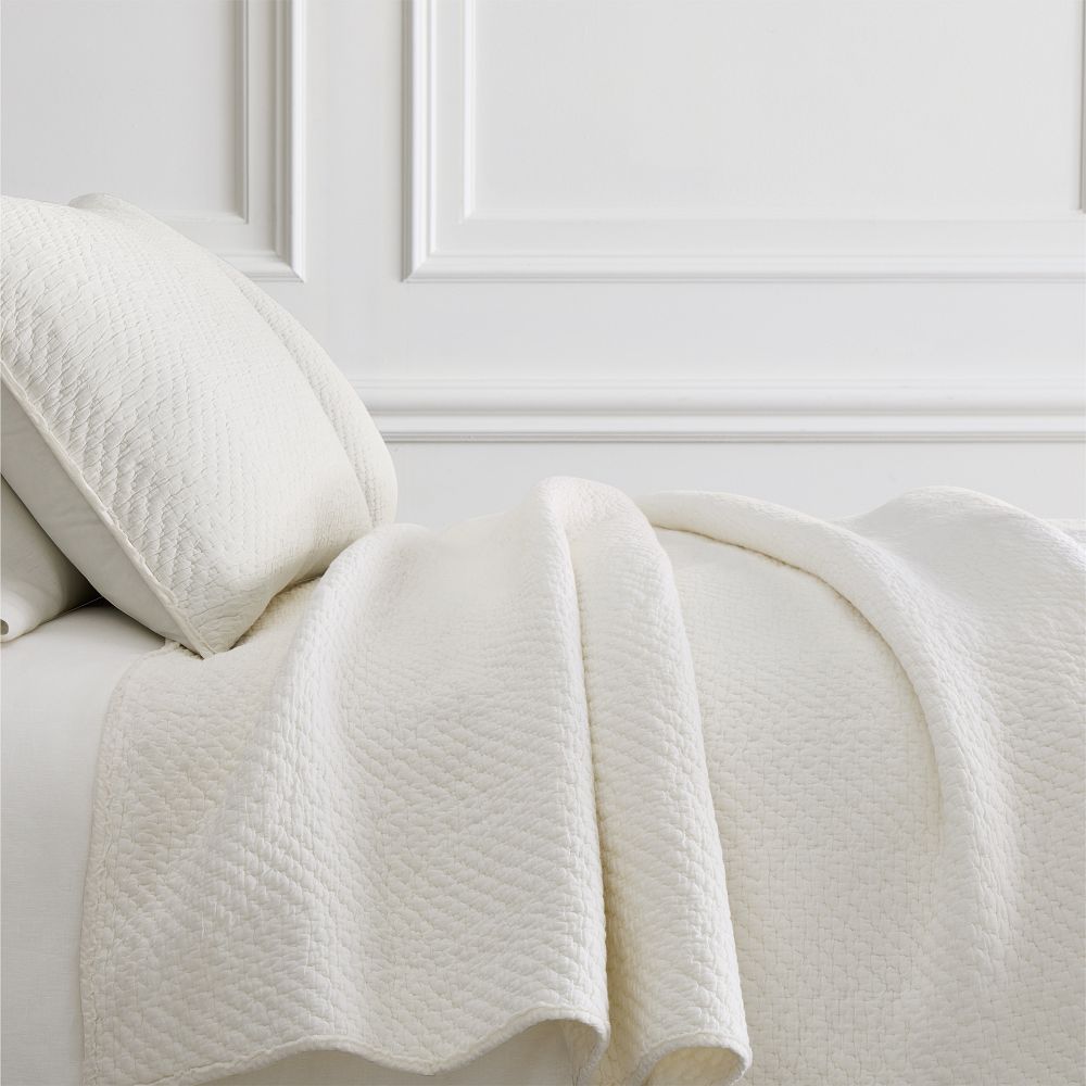 Reflections Matelassé Bedspread & Pillowcases